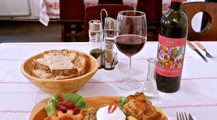 Friptură „Lacrimă de Soare” cu pâine, vin roșu și piper